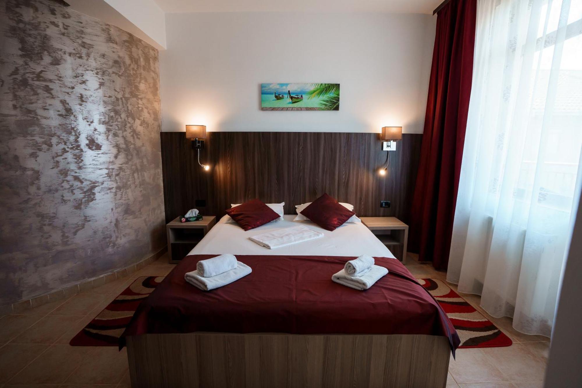 Raluca Hotel Navodari Bagian luar foto