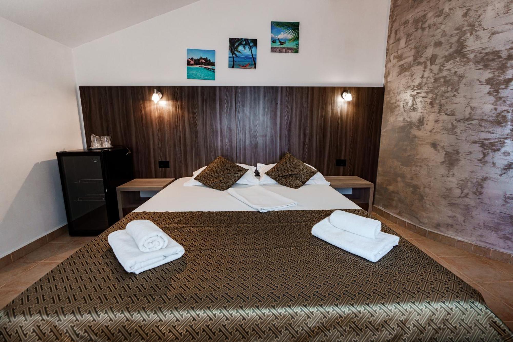 Raluca Hotel Navodari Bagian luar foto